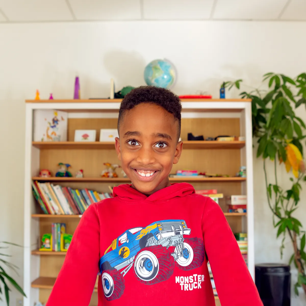 Kind bij de BSO lacht heel blij en straalt bij kinderopvang Kind&co ludens