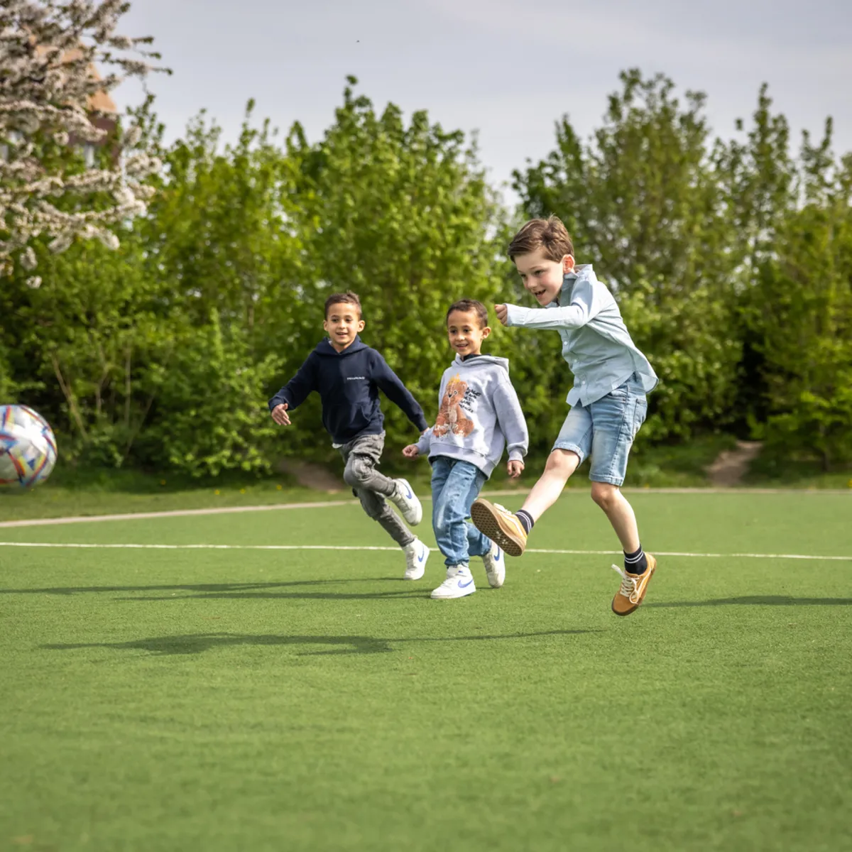 Kinderen voetballen bij kinderopvang Kind&co ludens