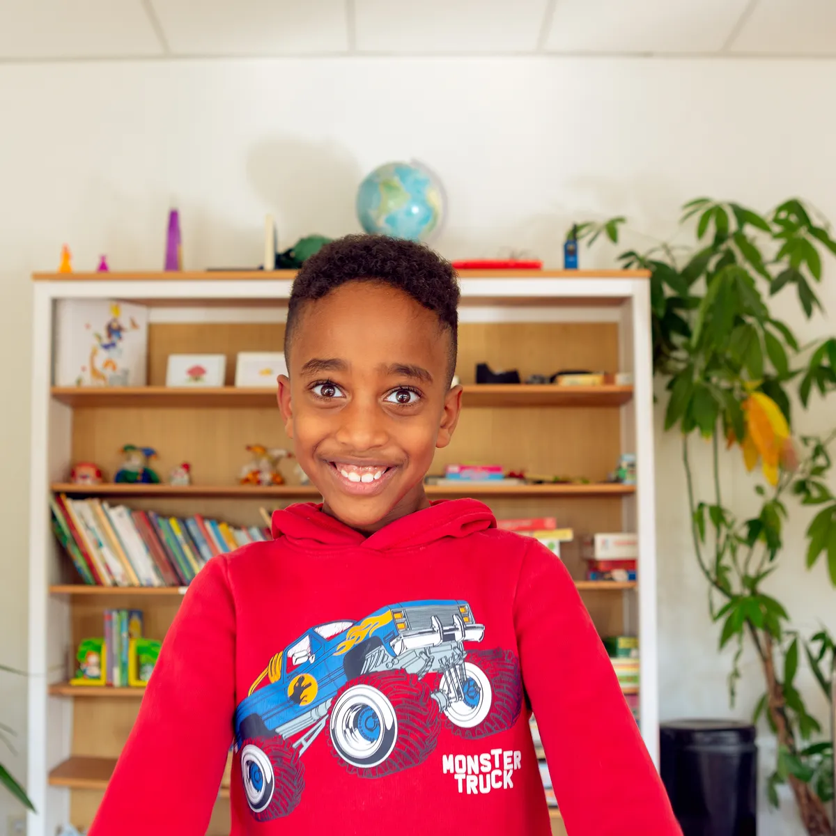 Kind bij de BSO lacht heel blij en straalt bij kinderopvang Kind&co ludens