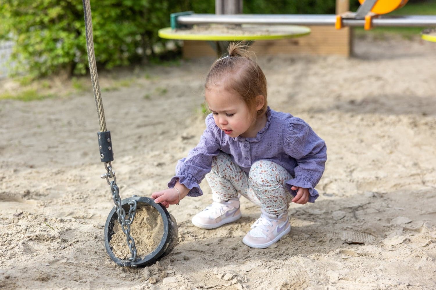 Kind speelt buiten bij kinderopvang Kind&co ludens