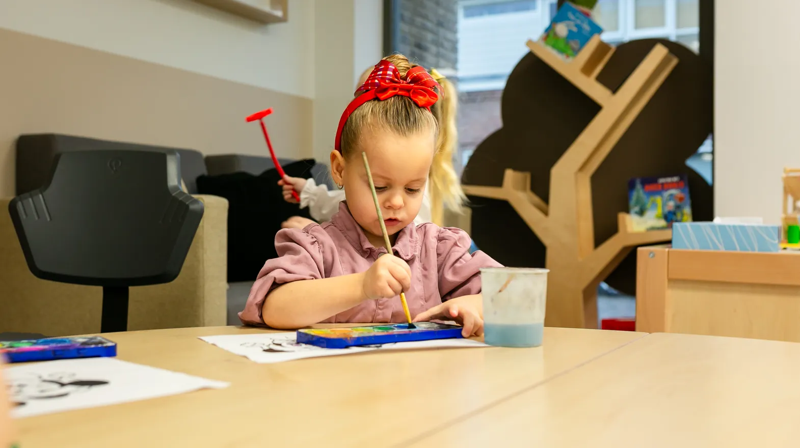 Kind bij de peutergroep is aan het schilderen bij kinderopvang Kind&co ludens