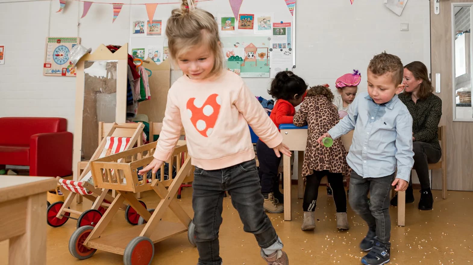Kinderen van de peutergroep spelen samen met rijst bij kinderopvang Kind&co ludens