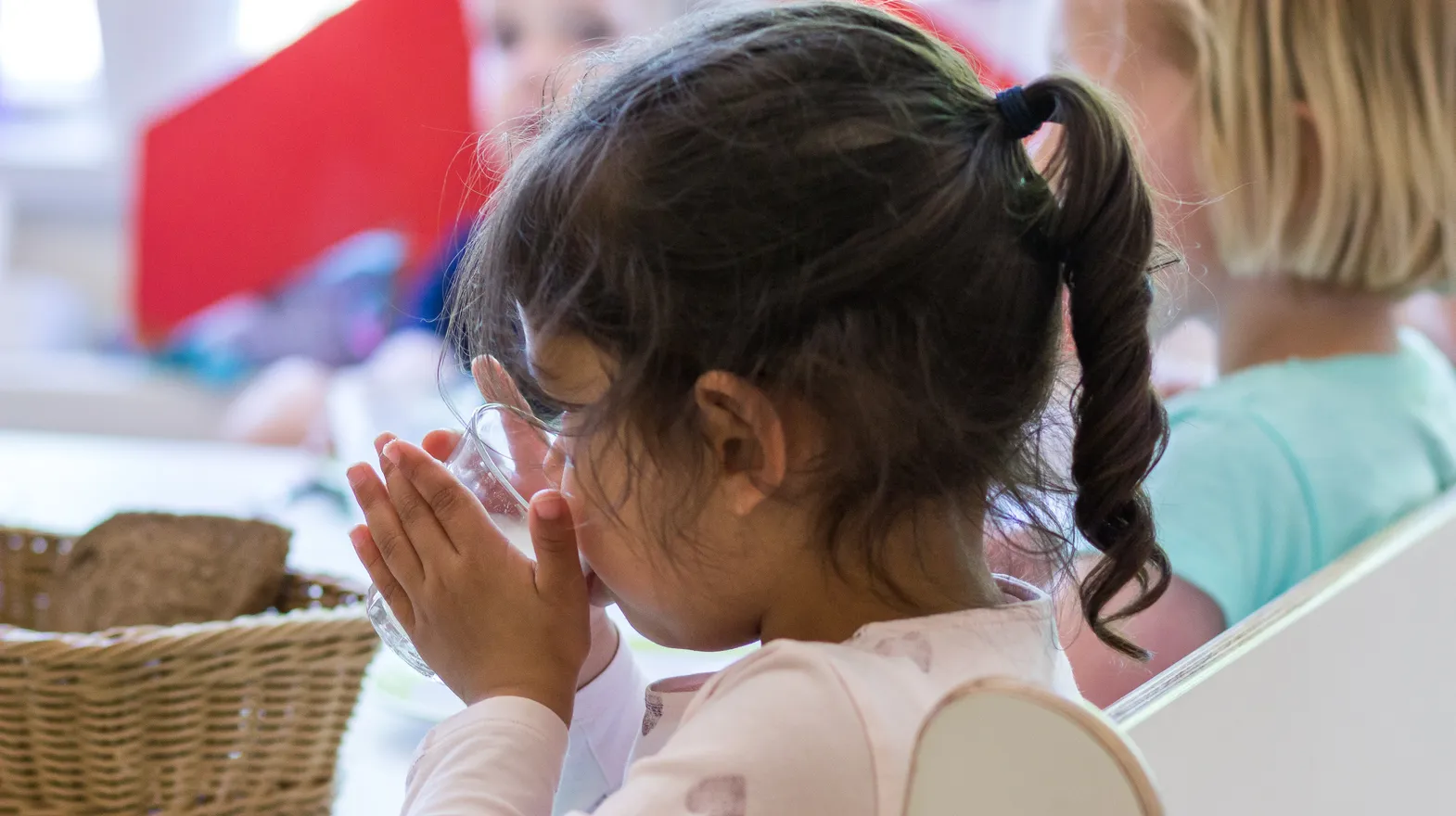 Kind drinkt melk bij kinderdagverblijf Jodokus, kinderopvang Kind&co ludens