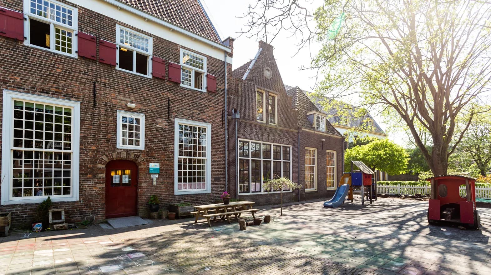 De buitenruimte en ingang van peuteropvang Marijntje, Kind&co ludens