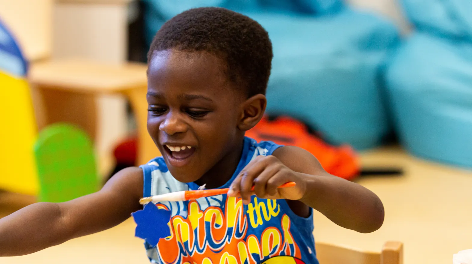 Kind op de peutergroep knutselt met lijm bij kinderopvang Kind&co ludens