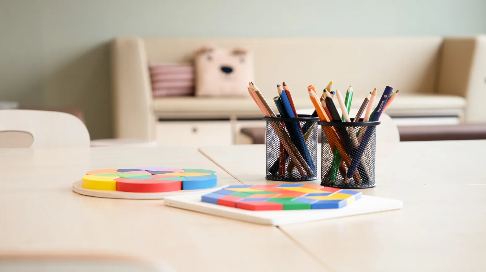 Kleurtjes en puzzels op een tafel bij peuteropvang Leeuwesteyn, Kinderopvang Kind&co ludens