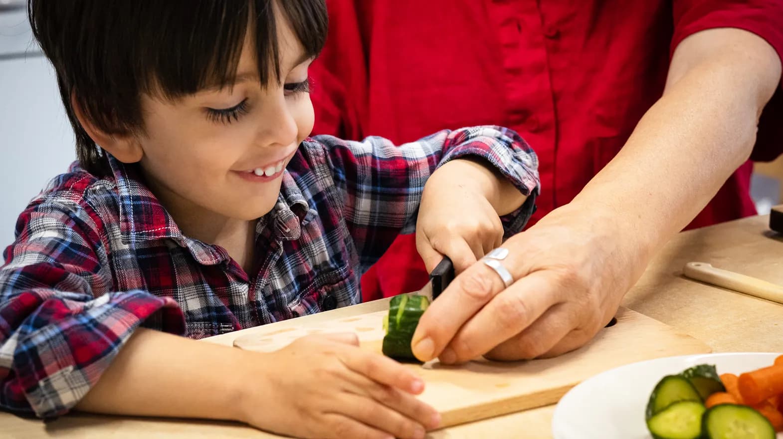Kind snijdt fruit bij BSO Ay Utrecht van kinderopvang Kind&co ludens