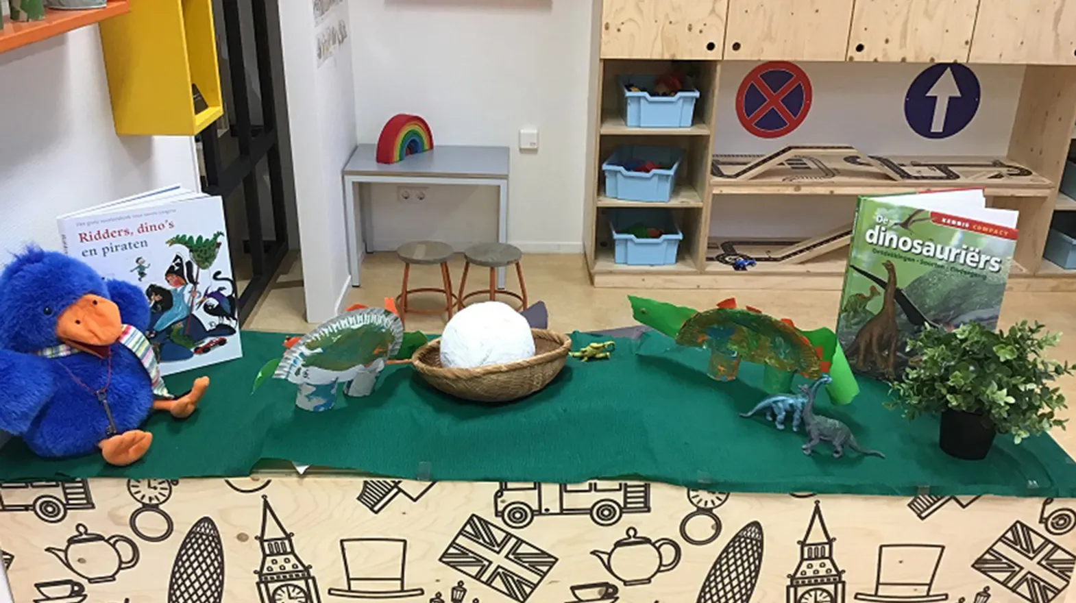Tafel met van alles over dinosauriërs in groepsruimte bij Peuteropvang St Jozef Oudewater van kinderopvang Kind&co ludens