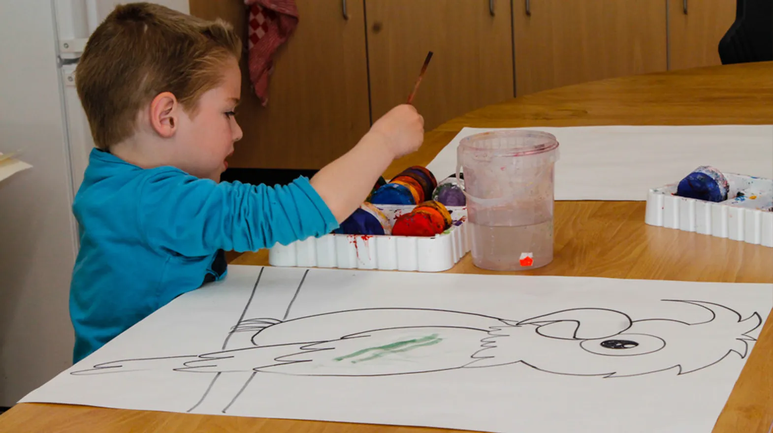 Kind schildert een dier bij buitenschoolse opvang Bever van kinderopvang Kind&co ludens