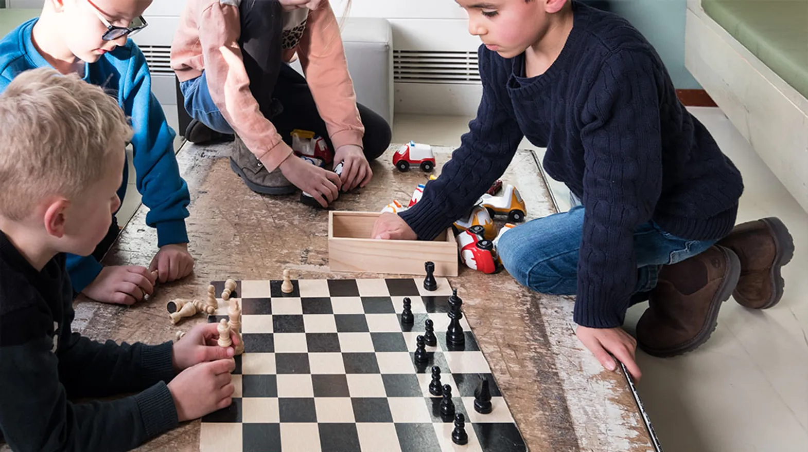 Kinderen schaken bij buitenschoolse opvang de Fonkeling, kinderopvang Kind&co ludens