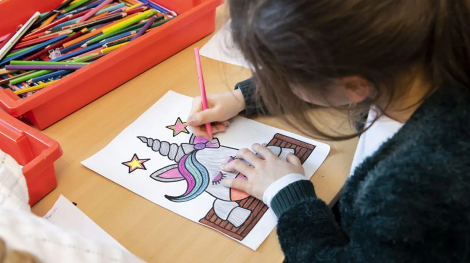 Kind aan het kleuren bij BSO van Dijck Bilthoven van kinderopvang Kind&co ludens