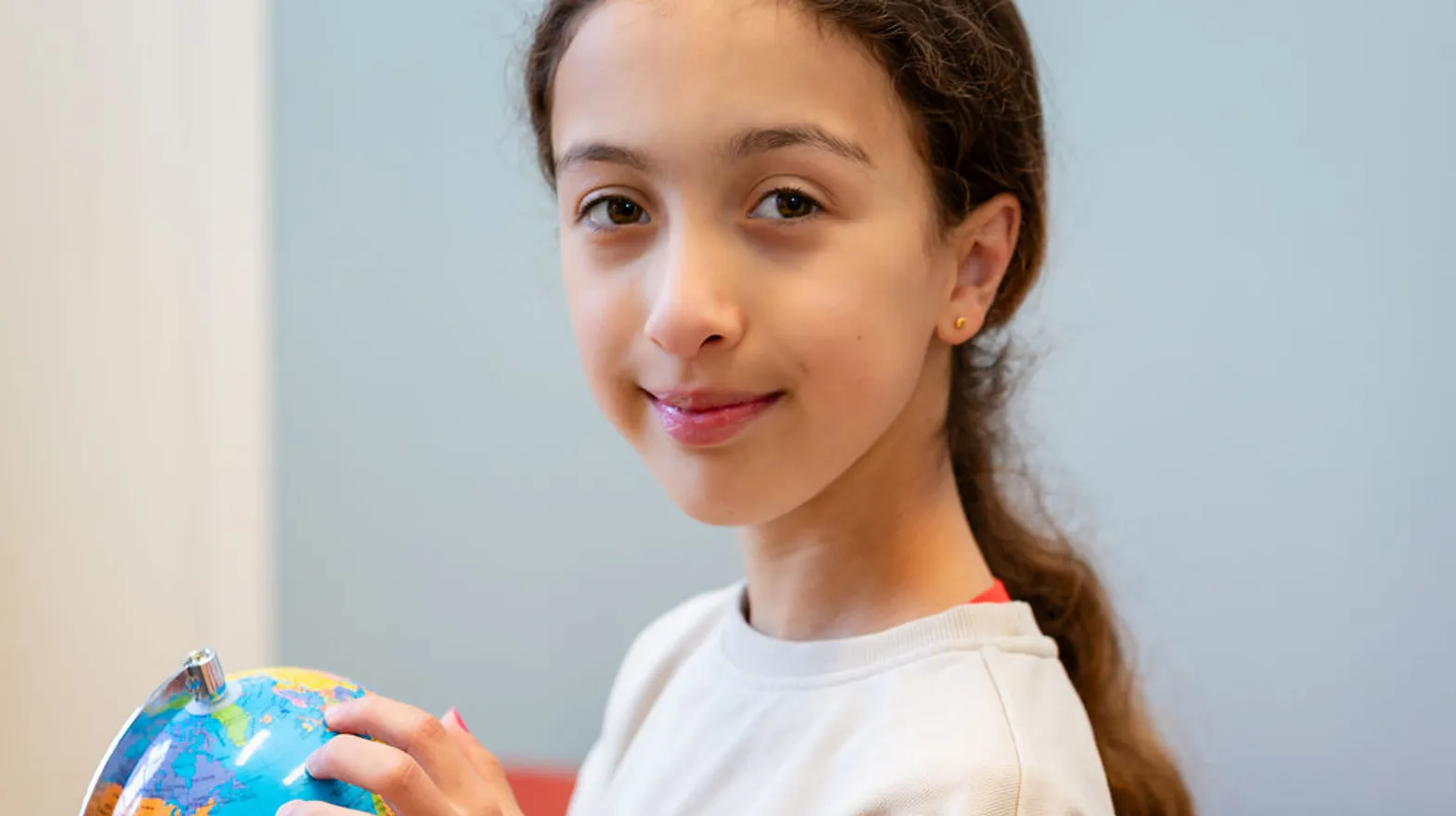 Kind kijkt blij bij kinderopvang Kind&co ludens