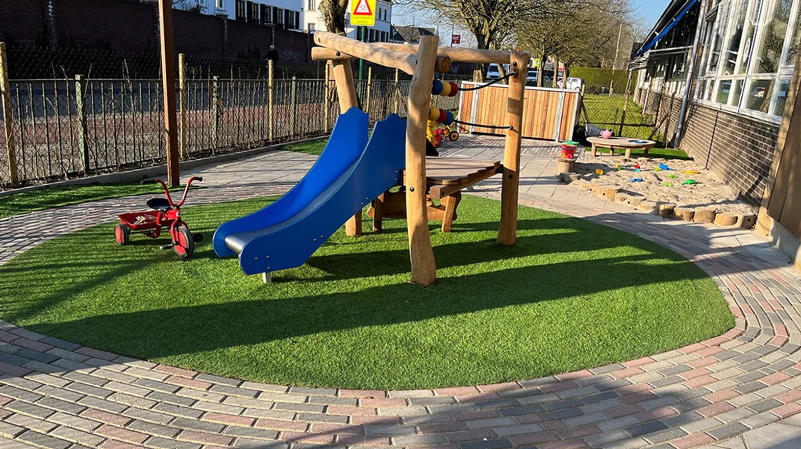 Buitenruimte met glijbaan bij Peuteropvang t Opstapje Maarssen van kinderopvang Kind&co ludens