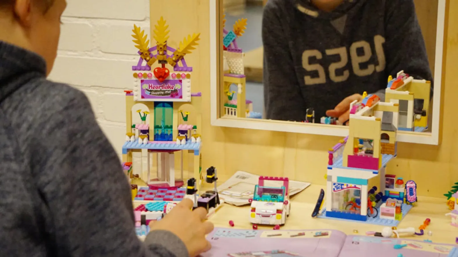 Kind speelt met lego bij buitenschoolse opvang de Cirkel, kinderopvang Kind&co Ludens