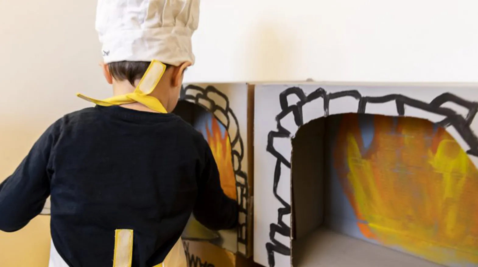 Kind speelt bakkertje bij Peuteropvang de Bilt Steenuiltjes van kinderopvang Kind&co ludens
