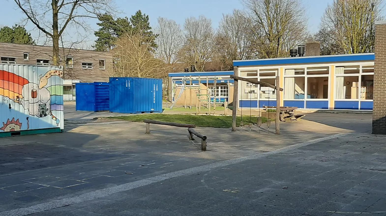Gebouw met buitenruimte van BSO Roezemoes De Meern bij kinderopvang Kind&co ludens