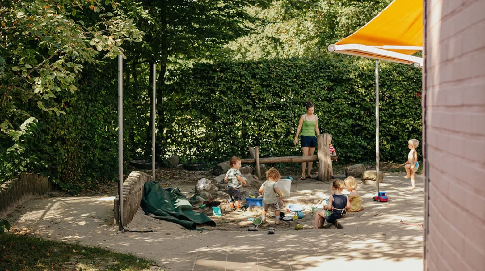 Kinderen spelen in de zandbak bij kinderdagverblijf Jonas, kinderopvang Kind&co ludens