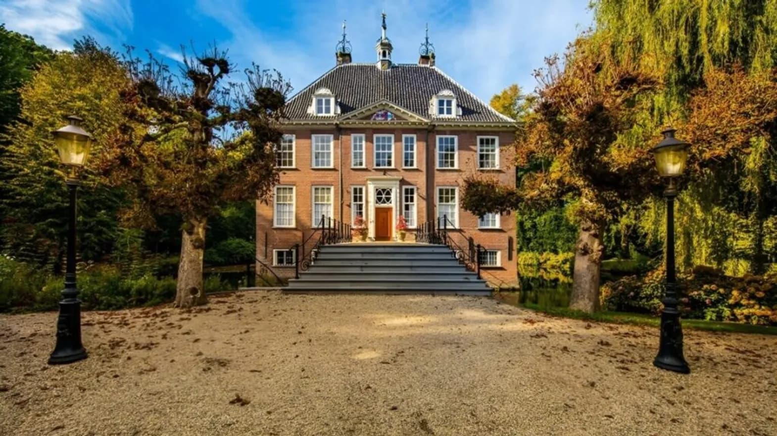 De ingang van het pand van buitenschoolse opvang Rijnridders van kinderopvang Kind&co Ludens