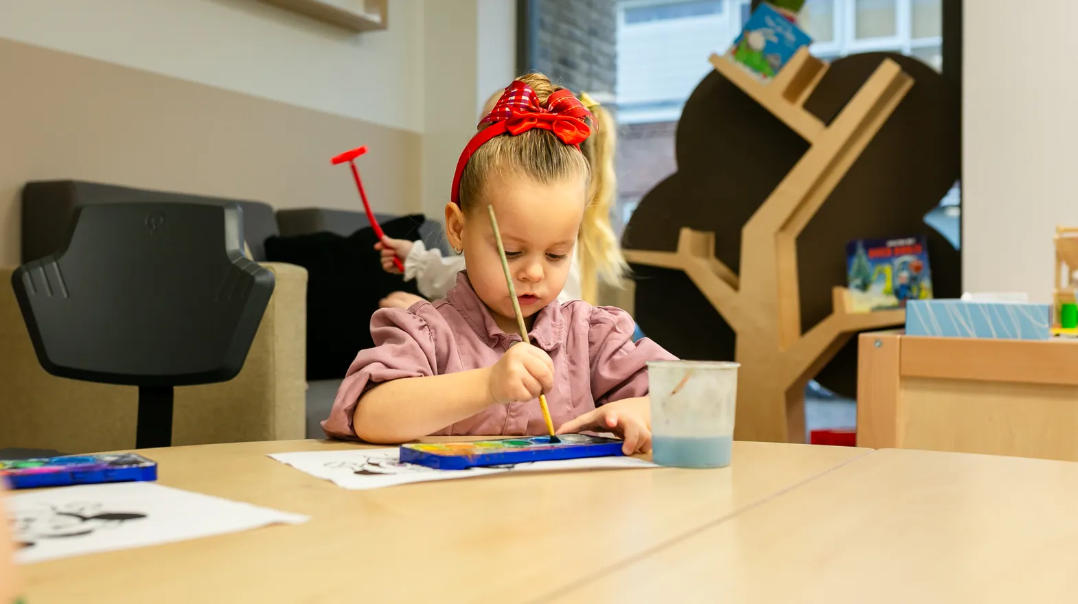 Kind bij de peutergroep is aan het schilderen bij kinderopvang Kind&co ludens