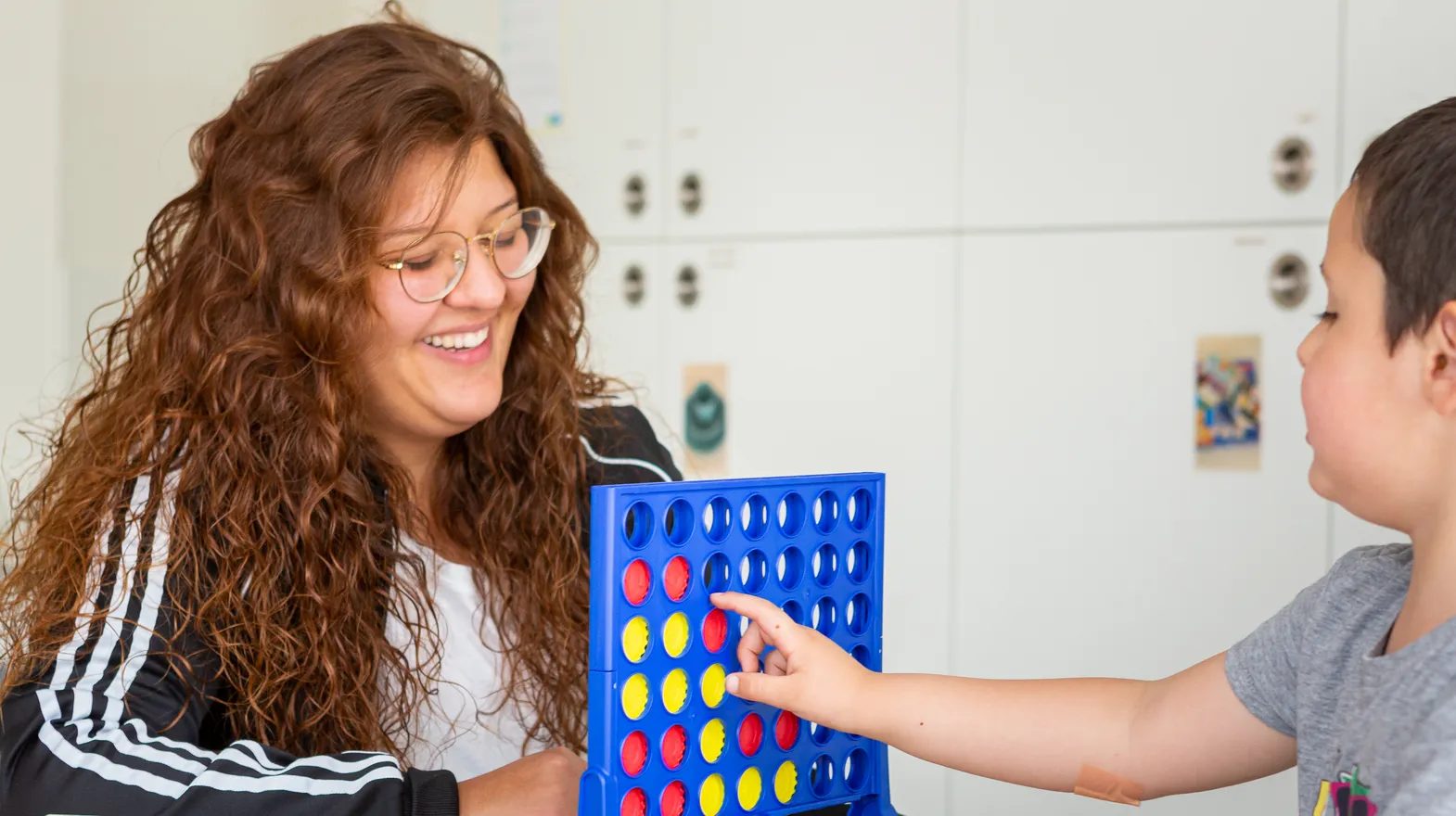 Kind speelt samen met een pedagogisch medewerker een spel bij kinderopvang Kind&co ludens