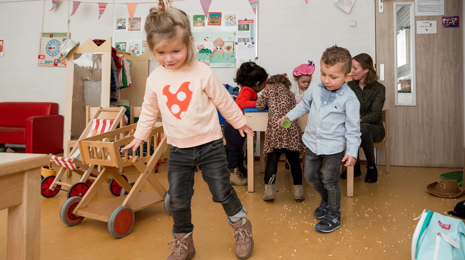 Kinderen van de peutergroep spelen samen met rijst bij kinderopvang Kind&co ludens