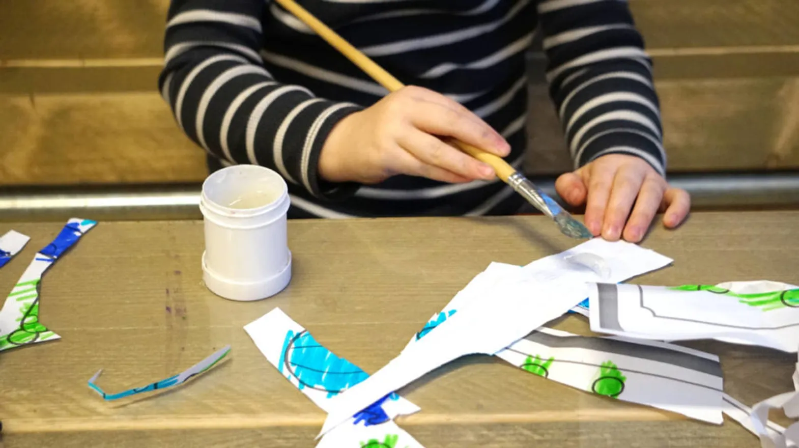 Kind knutselt bij buitenschoolse opvang de Cirkel, kinderopvang Kind&co Ludens