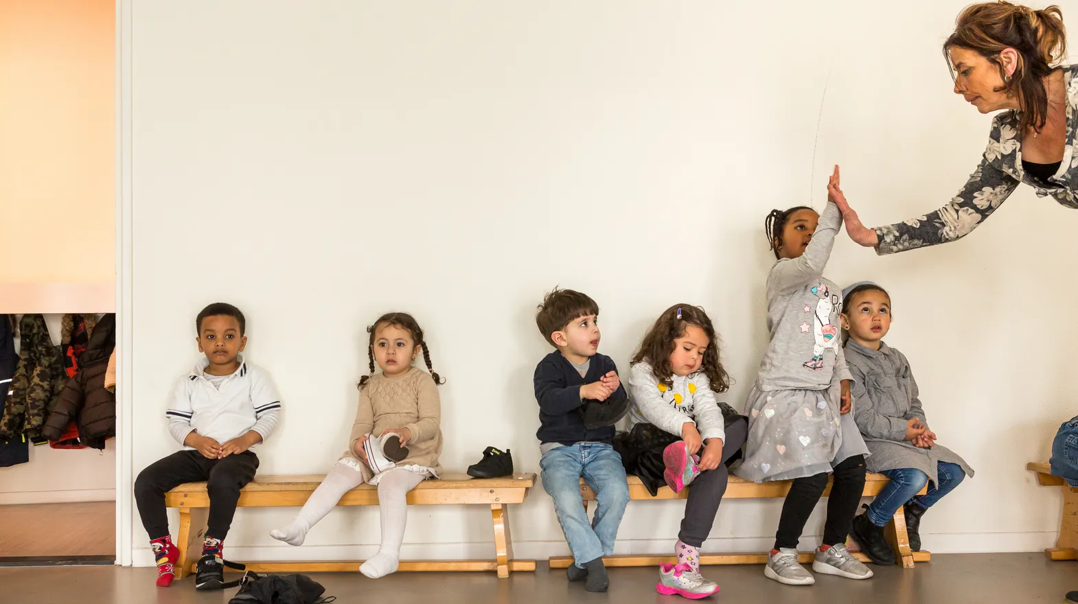 Kinderen trekken hun schoentjes aan bij peuteropvang Johannes, Kind&co ludens