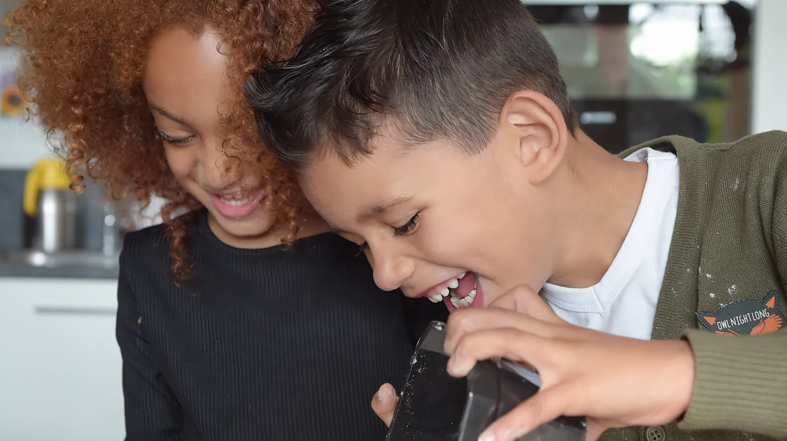 Kinderen van de BSO bakken samen een taart bij kinderopvang Kind&co ludens
