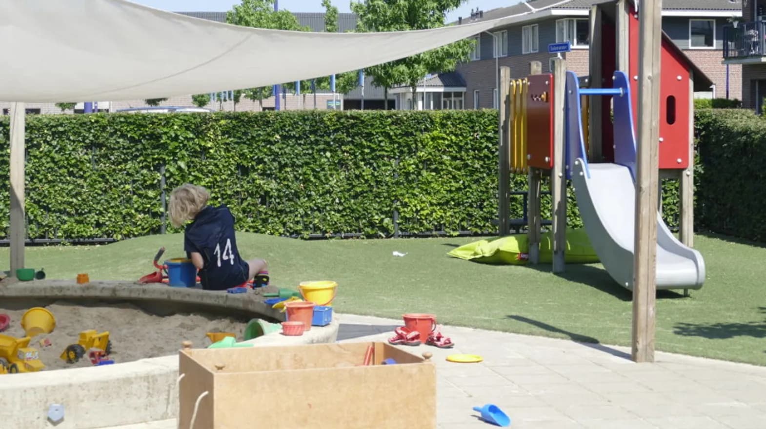 De zandbak in de tuin van buitenschoolse opvang het Palet, kinderopvang Kind&co Ludens