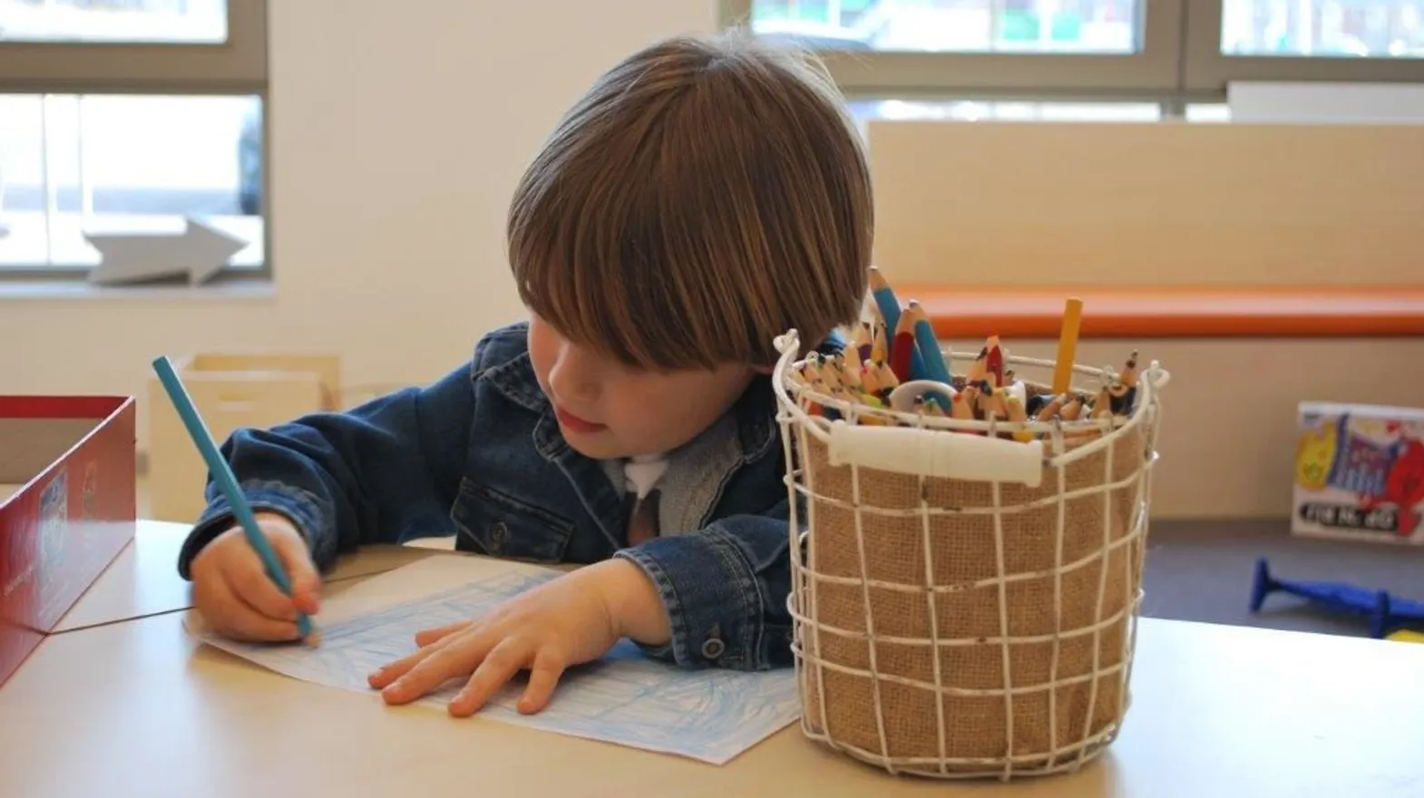 Kind tekent bij buitenschoolse opvang Onder de bogen, Kind&co ludens