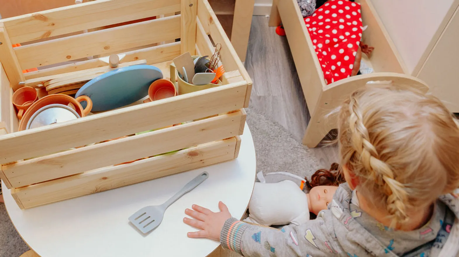 Kind speelt met poppen bij kinderdagverblijf De Tuinkabouter, kinderopvang Kind&co ludens