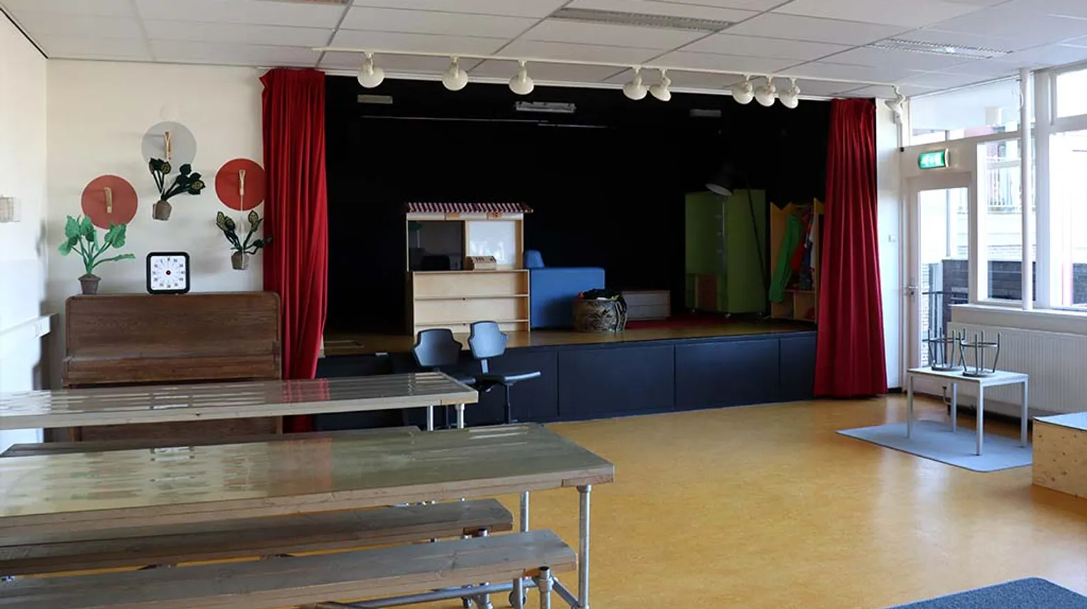 De groepsruimte met een podium bij buitenschoolse opvang Stepping Stones, Kind&co Ludens