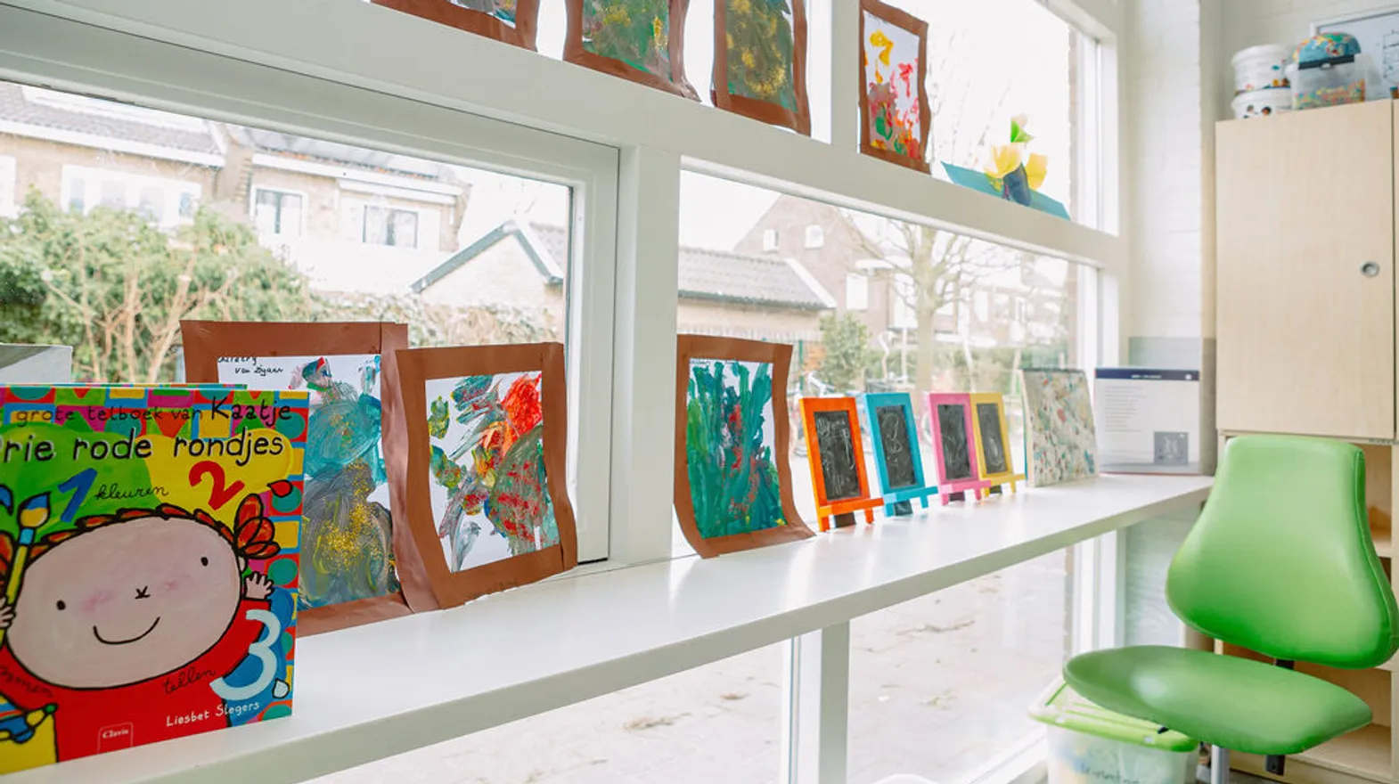 Schilderijen van de kinderen bij peuteropvang De Tuinkabouter, kinderopvang Kind&co ludens