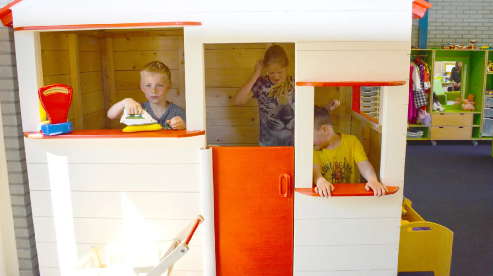 Kinderen spelen in een speelhuis bij buitenschoolse opvang wereldwijs van kinderopvang Kind&co ludens