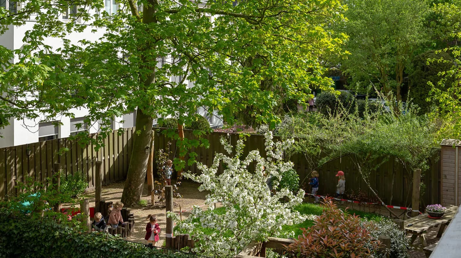 De tuin van kinderdagverblijf Rozenrood, kinderopvang Kind&co ludens