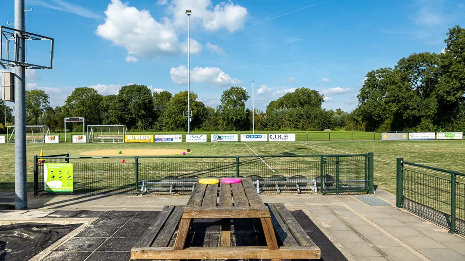 De sportvelden van buitenschoolse opvang Vinken, kinderopvang Kind&co ludens