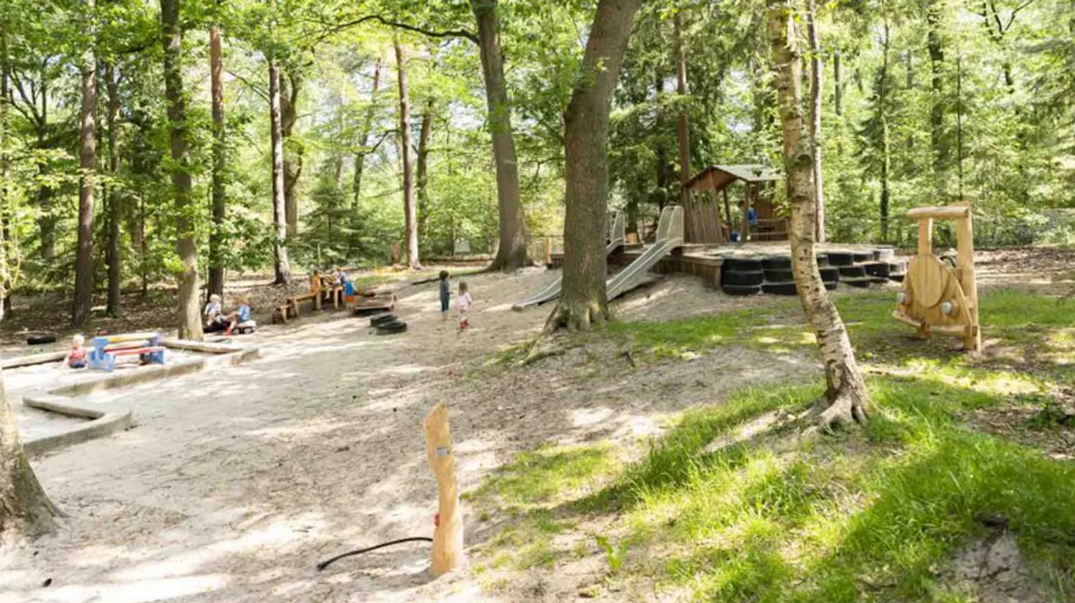 De buitenruimte bij Kinderdagverblijf Bilthoven De Bosuiltjes van kinderopvang Kind&co ludens