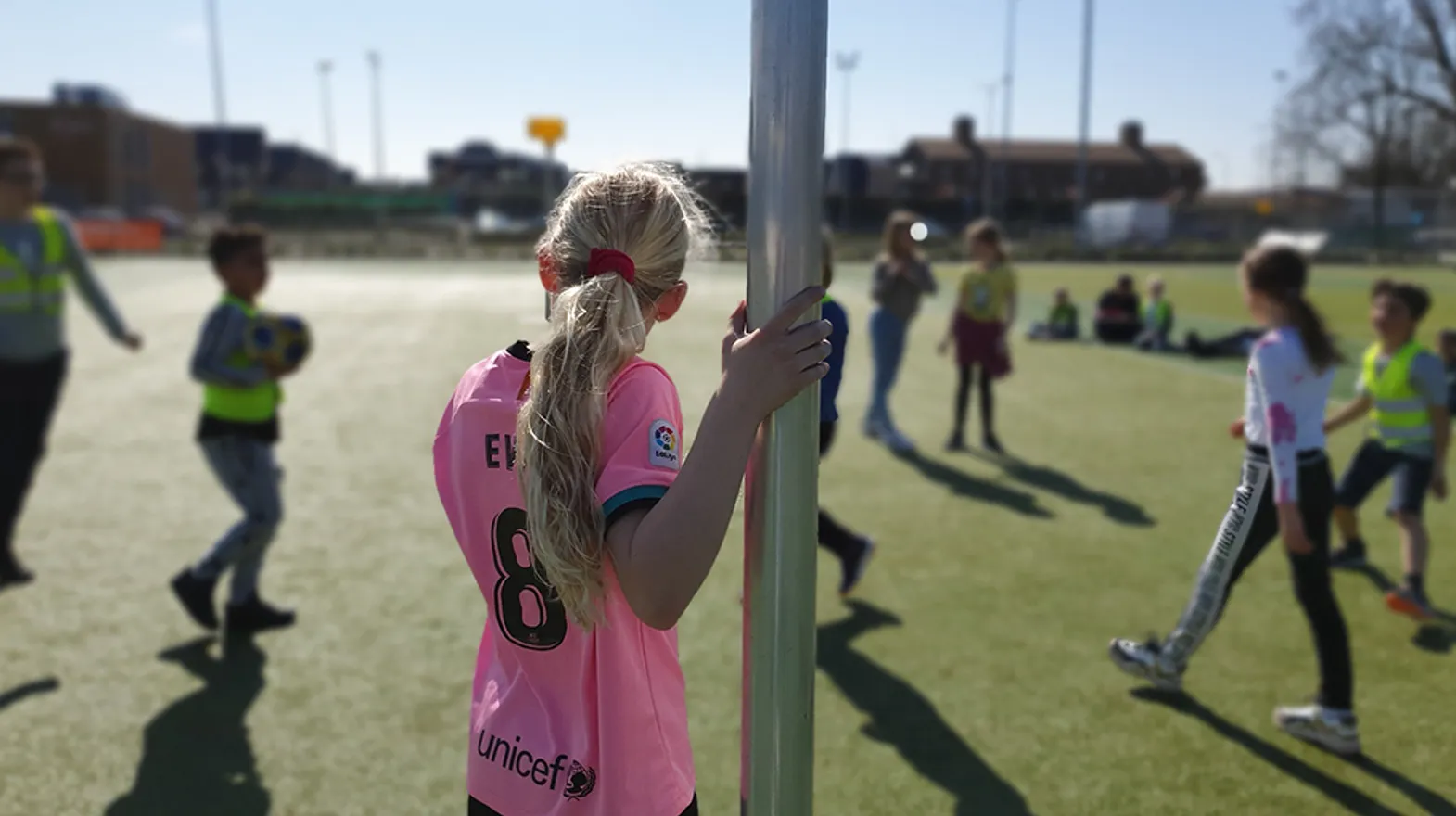 Kinderen spelen op een sportveld bij buitenschoolse opvang Victoria, kinderopvang Kind&co Ludens