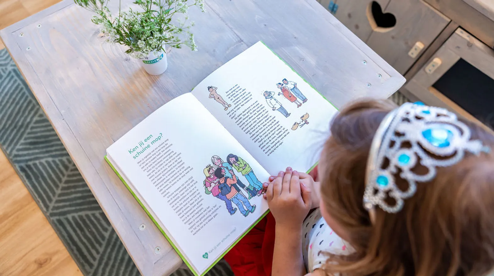 Kind leest een boek bij kinderdagverblijf Aspelin, kinderopvang Kind&co ludens