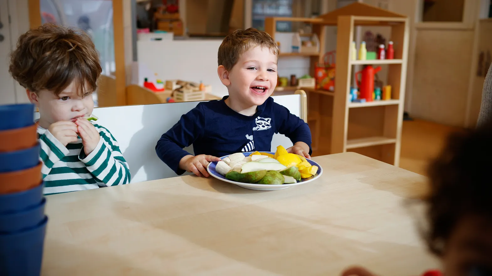Kinderen gaan samen eten bij kinderopvang Kind&co ludens