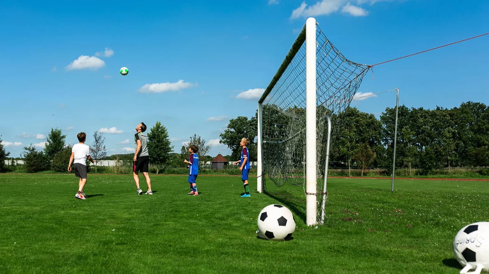 Aan het voetballen bij BSO Sprint Baarn van kinderopvang Kind&co ludens