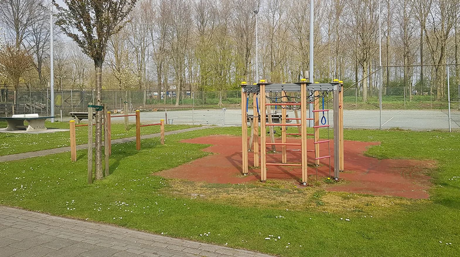 De buitenruimte van buitenschoolse opvang Roadrunners, kinderopvang Kind&co Ludens
