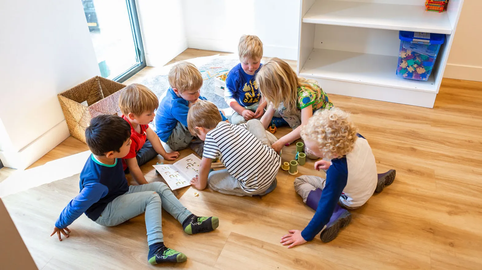 Kinderen bouwen samen met constructiemateriaal bij kinderdagverblijf Aspelin, kinderopvang Kind&co ludens