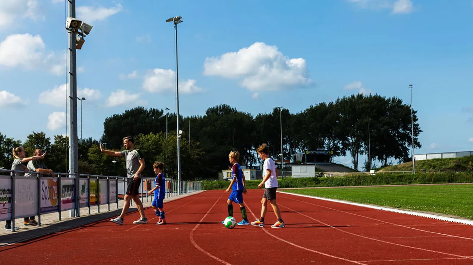 Op de hardloopbaan bij BSO Sprint Baarn van kinderopvang Kind&co ludens