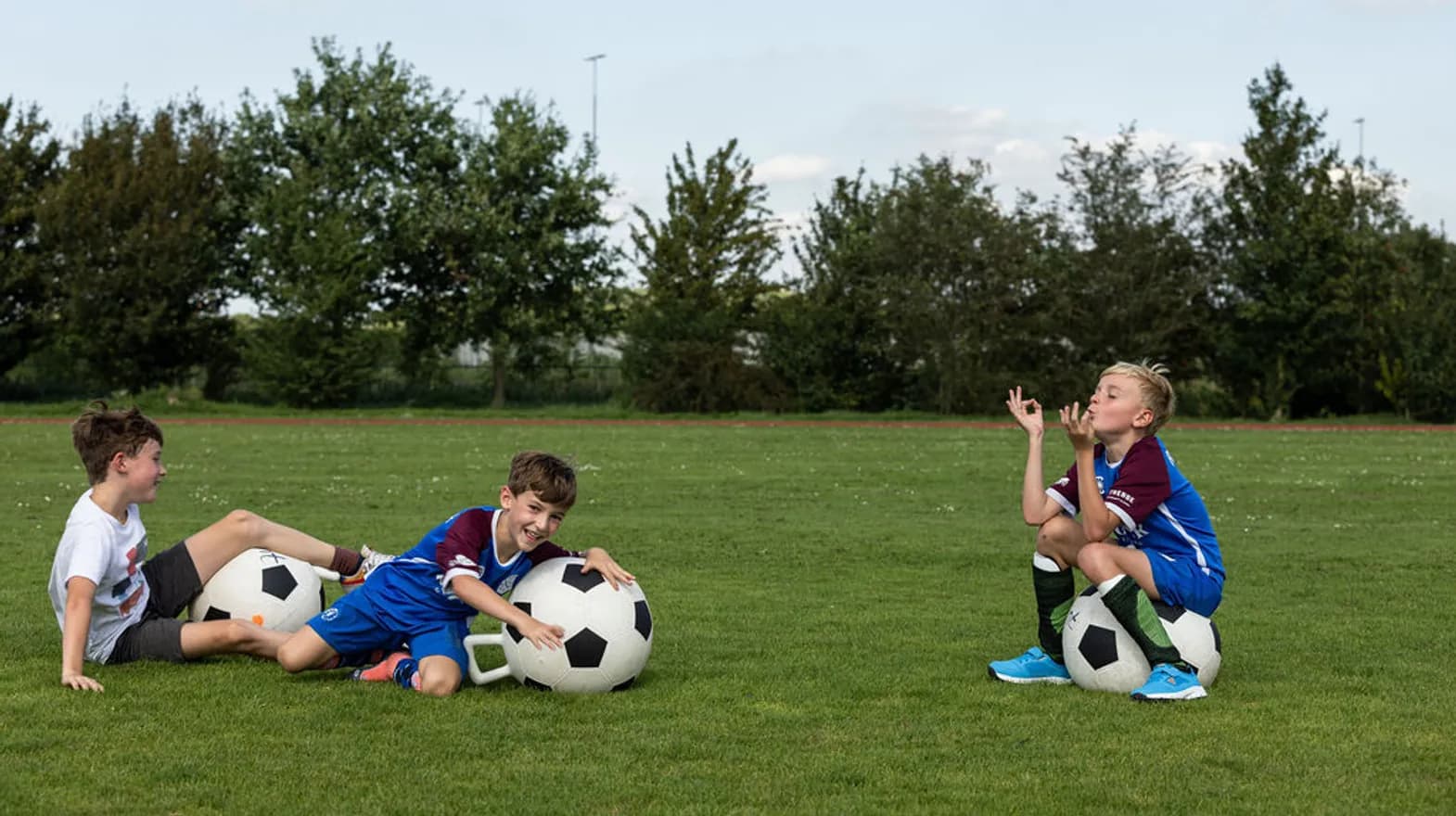 Kinderen op het sportveld van BSO Sprint Baarn bij kinderopvang Kind&co ludens