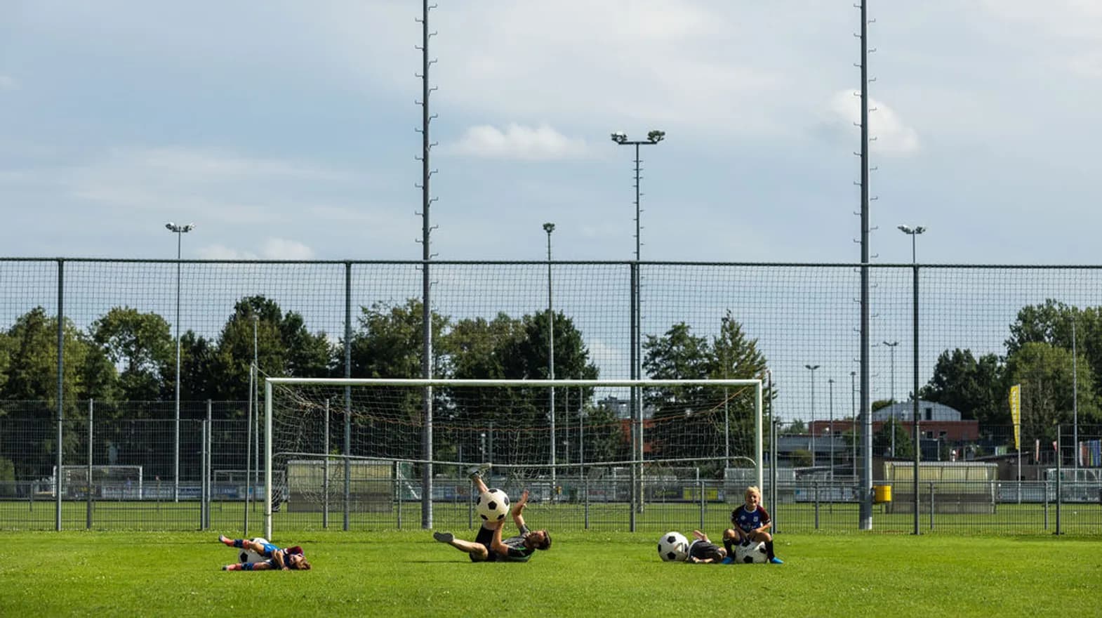 Op het sportveld bij BSO Sprint Baarn van kinderopvang Kind&co ludens