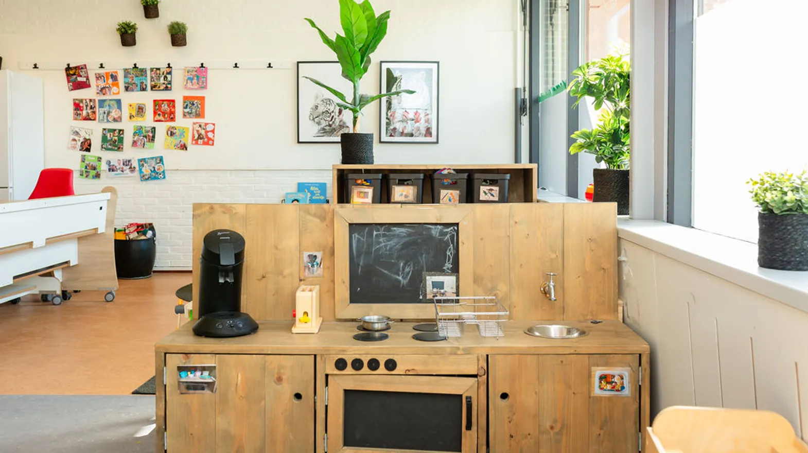 Speelkeuken in de groepsruimte bij Peuteropvang De Meern van kinderopvang Kind&co ludens