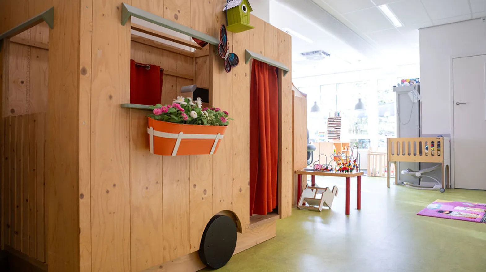 Speelruimte met speelhuisje bij Kinderdagverblijf Baarn Twinkel van kinderopvang Kind&co ludens