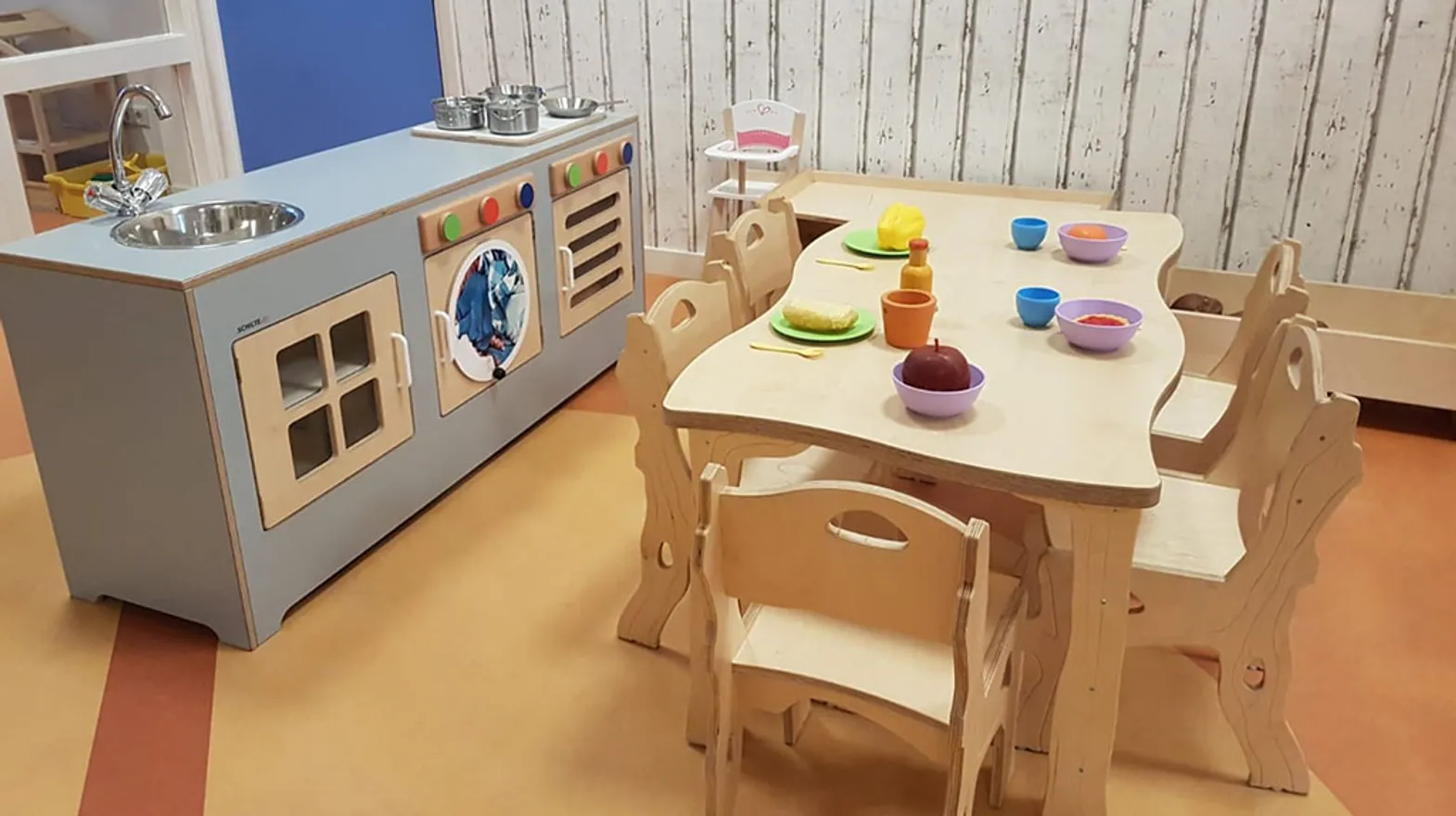 Speelkeukentje met zitje bij kinderdagverblijf Woerden Haventje van kinderopvang Kind&co ludens