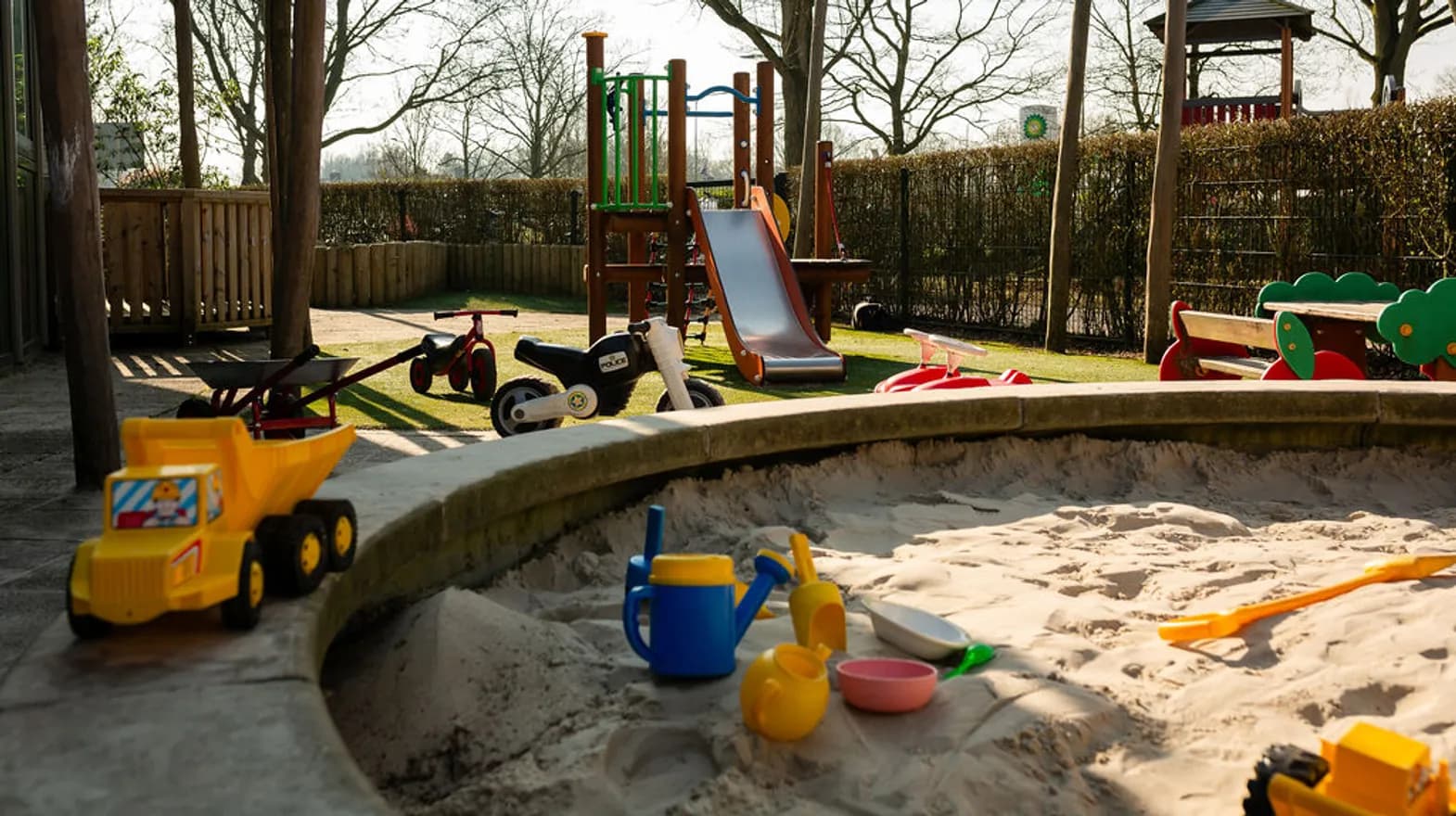 Buitenruimte met zandbak bij Kinderdagverblijf De Meern Jojo van kinderopvang Kind&co ludens
